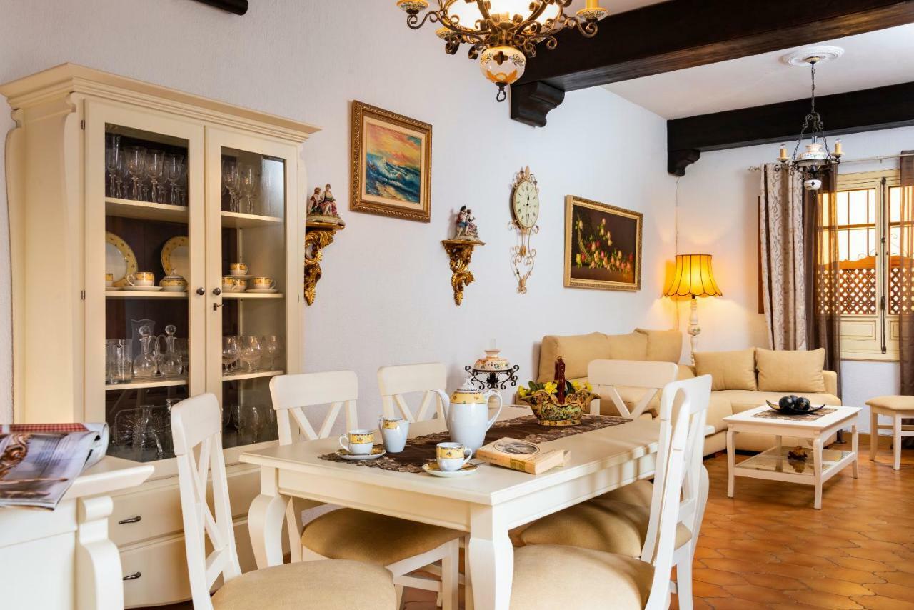 Hsh Suites Barrio Santa Cruz Sevilla Buitenkant foto